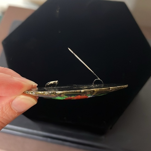 Vintage Russian Floral Lacquer Scalloped Edge Oval Signed Brooch Pin - Picture 5 of 6